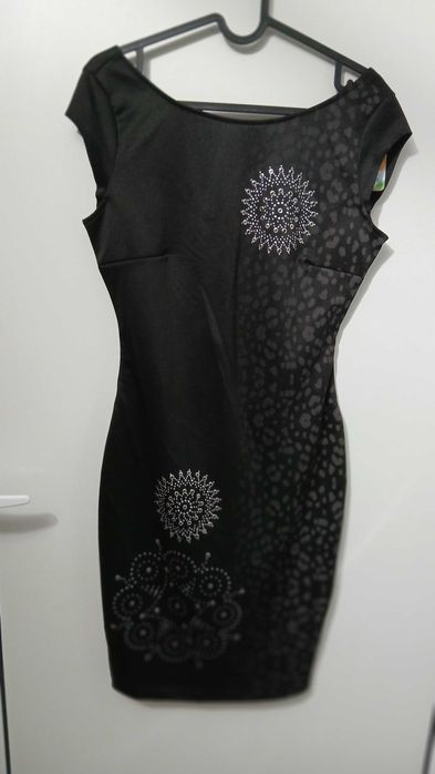 Елегантна черна рокля с принт и кристални орнаменти – Desigual, размер