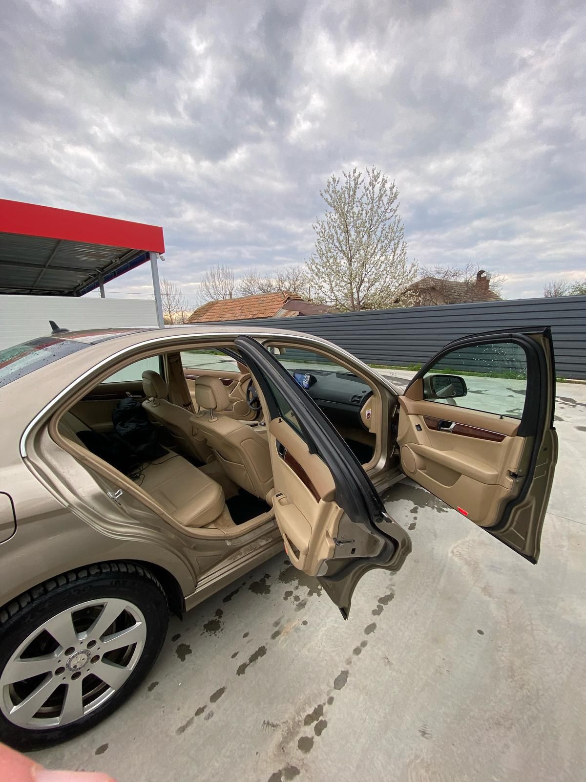 Vând Mercedes C200
