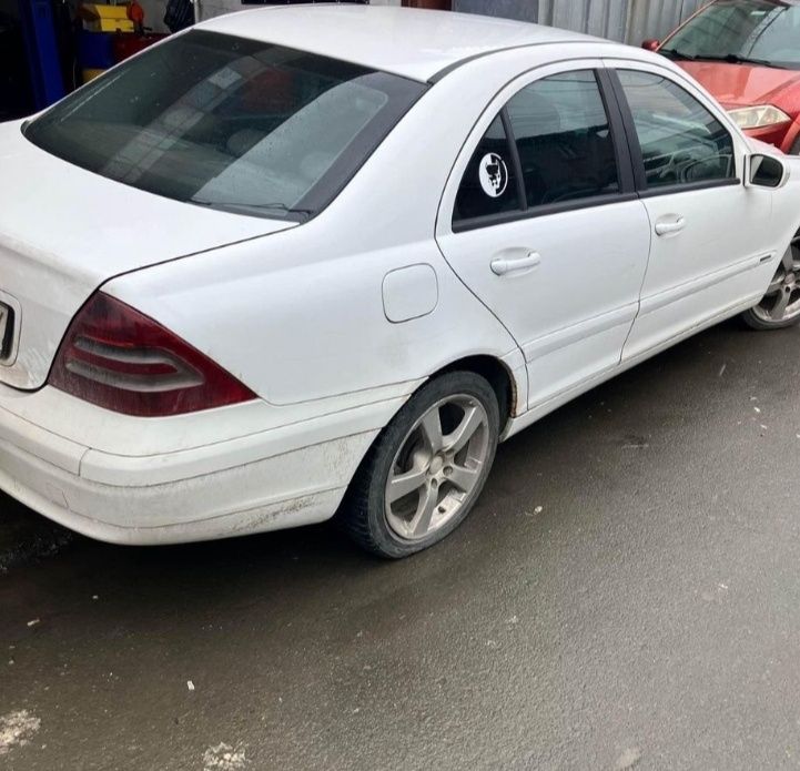 Продавам Mercedes C clas W203 220dci на Части