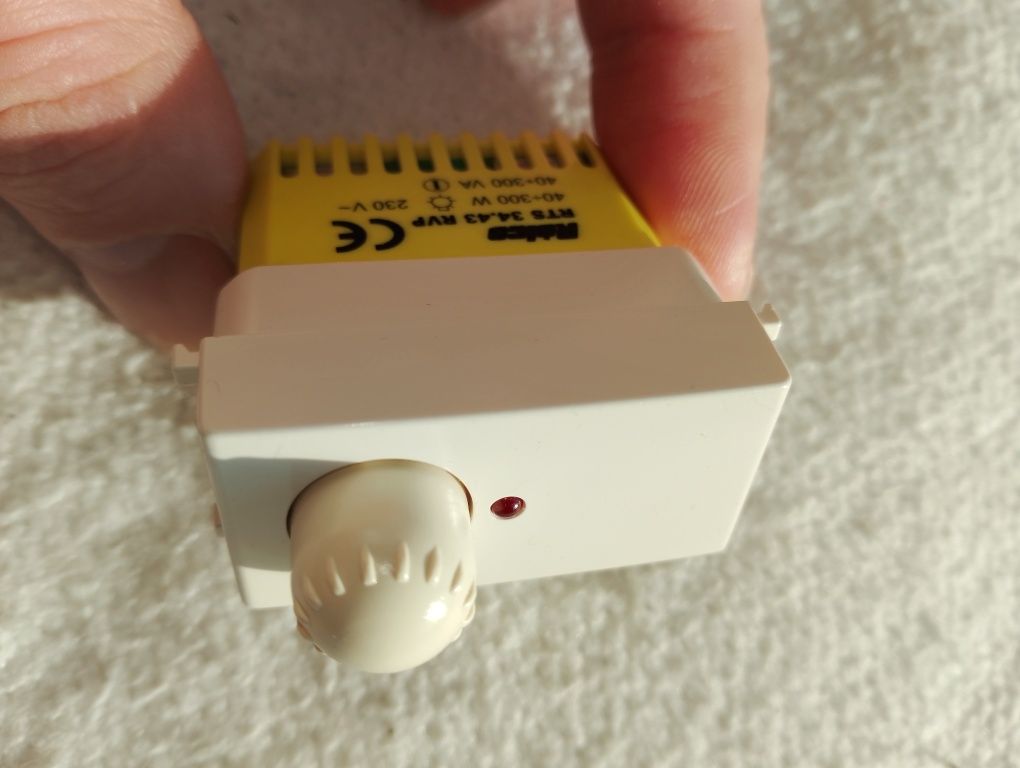 Regulator de tensiune 230v/300 w