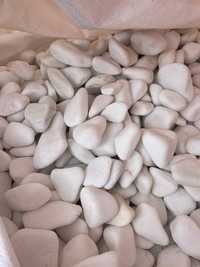 Бели камъни за декорация