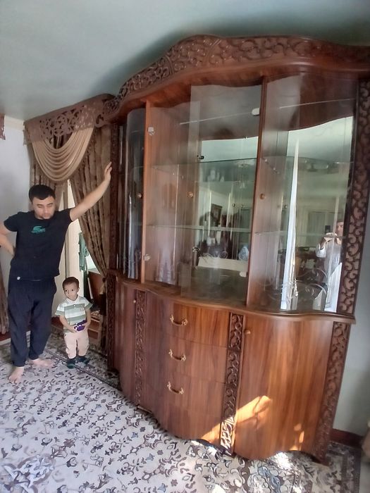 Сервант местный ореховый