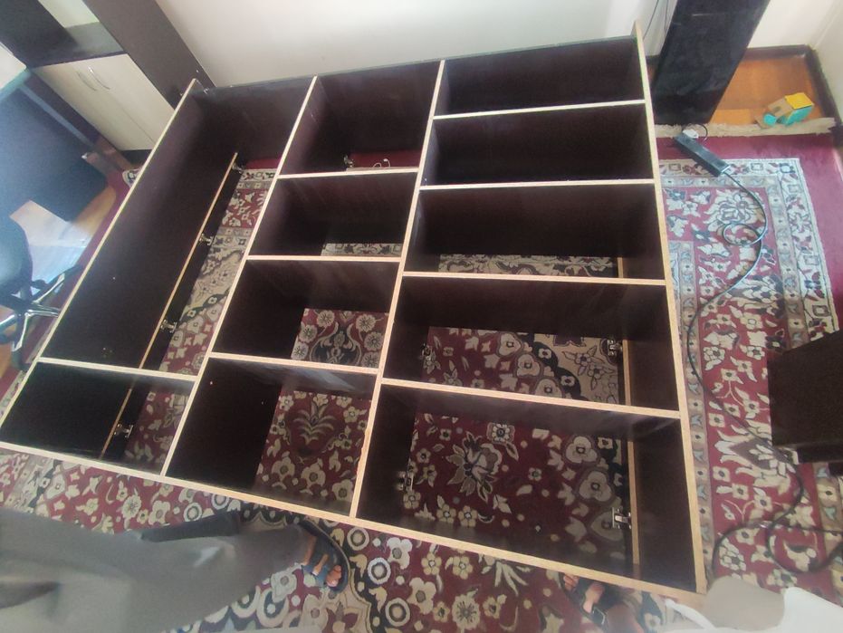 Mebil ustasi mebil yig'ish