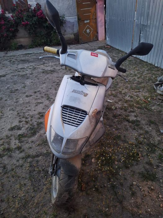Vand sau schimb scuter aprilia