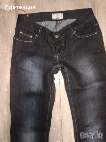 Тъмни класически дънки .