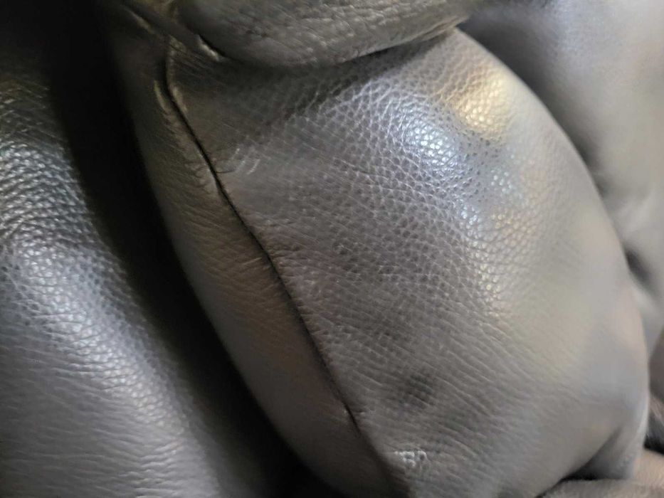 Сив кожен диван двойка с електрически релаксиращ механизъм