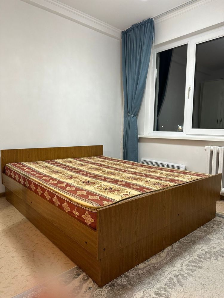 Кровать двухспальняя с матрасом