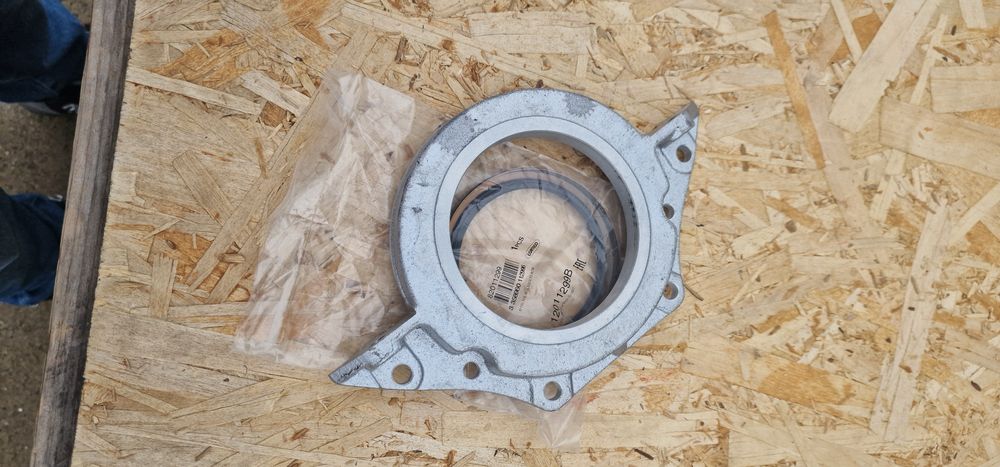 Capac cu semering motor tractor fiat 411.415 preț 450 lei se poate tr