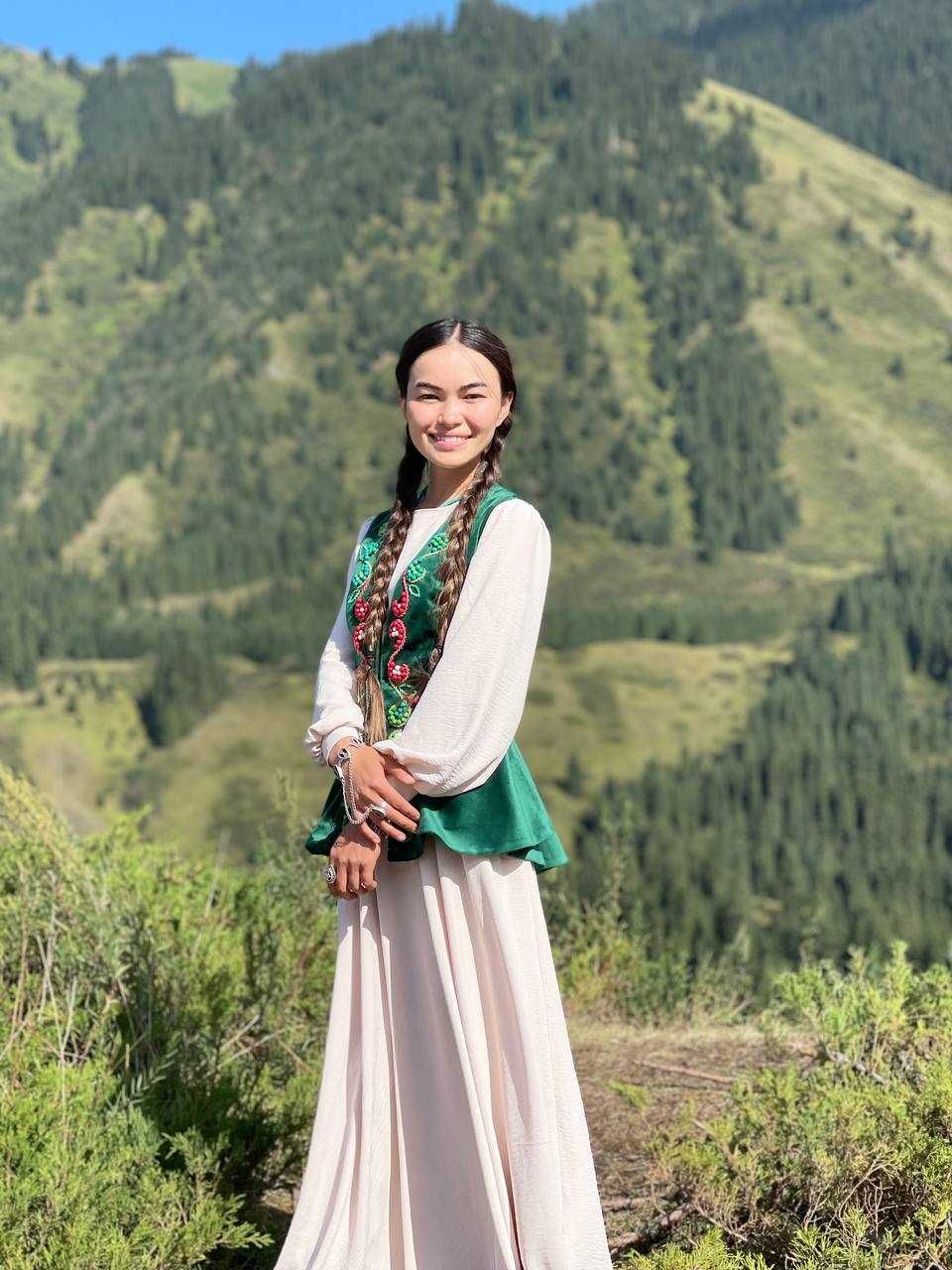 Прокат национальный этно костюм белое платье и зеленый камзол в Алматы