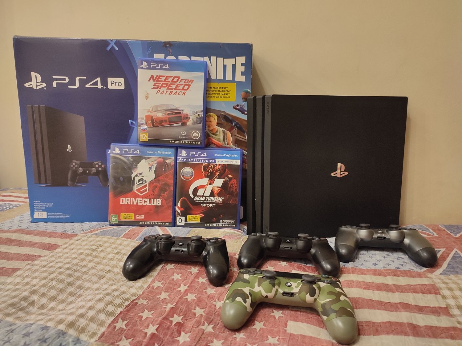Playstation 4 PRO, 1 ТБ, 4 геймпада, 17 купленных игр