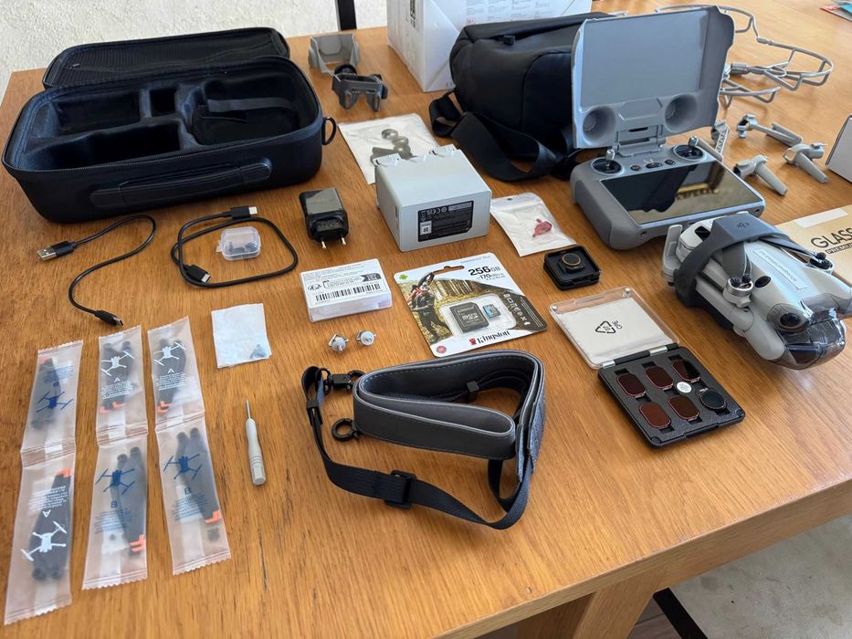 Super pachet drona DJI Mini 4 Pro Fly More Combo, garantie 24.04.2027