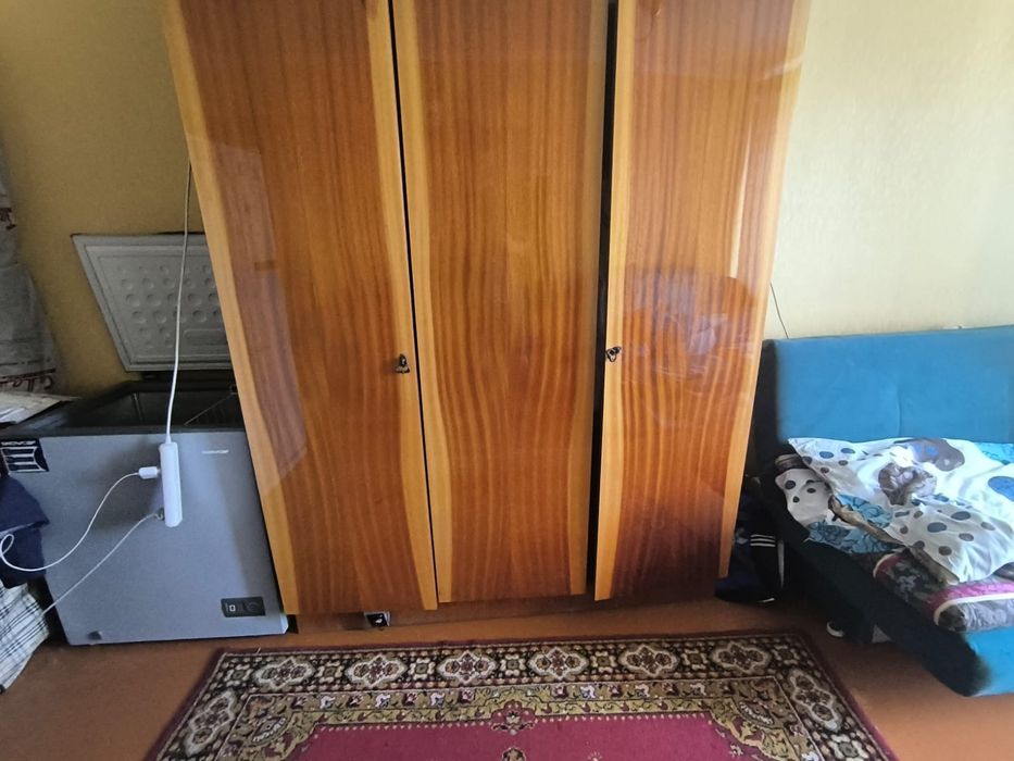 Домашняя мебель шифанер трехстворчатый