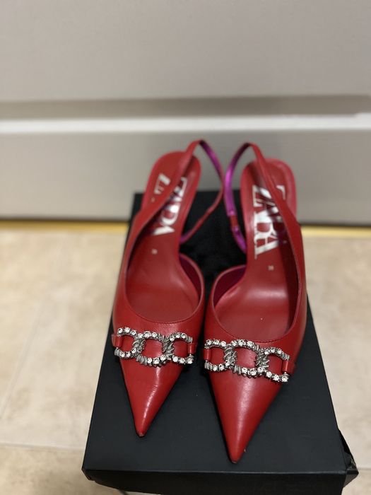 Червени обувки на ток Zara