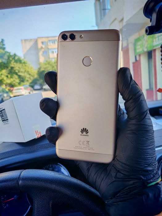 Vând huawei p smart