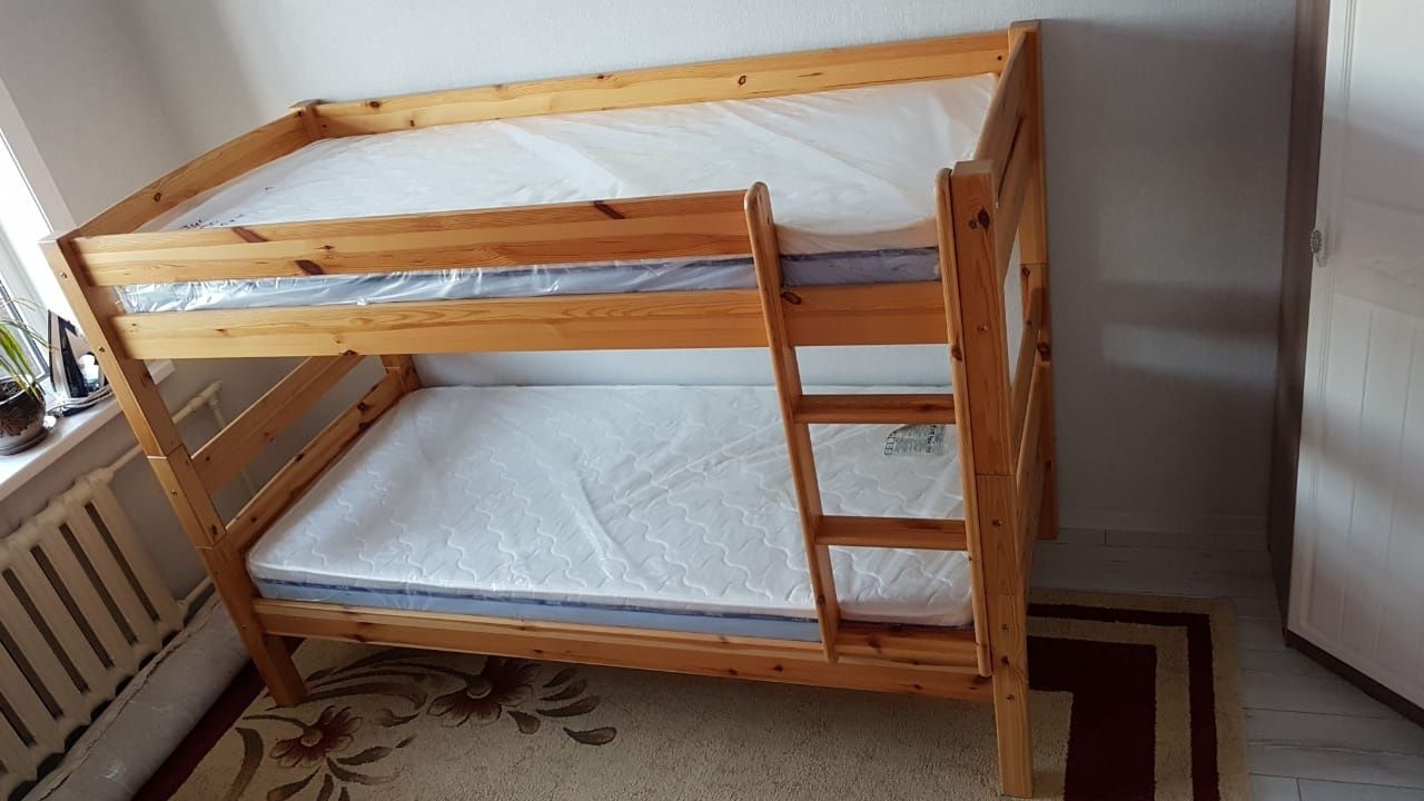 Двухъярусная кровать, отдельные кровати