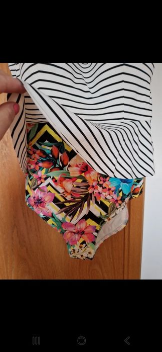 Costum de baie întreg 
Lungime 66 cm.