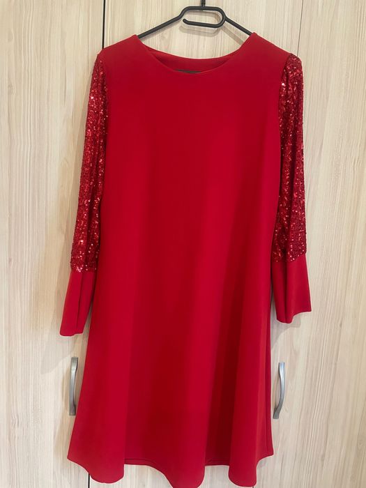 Стилна червена рокля с паети на ръкава