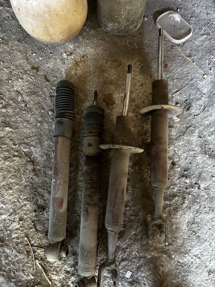 Vand suspensi sport de pe Audi A4 B7 ,putin uzate dar isi fac treaba