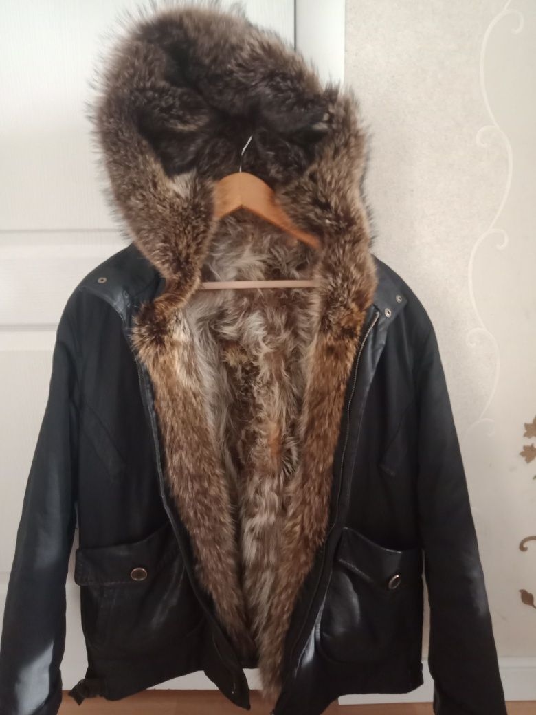 Продам зимнюю короткую комбинированную кожанную куртку на меху с капюш