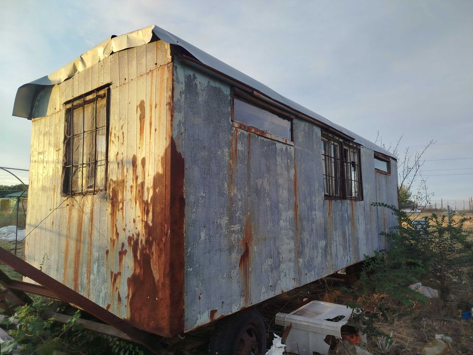 Фургон с гуми и теглич