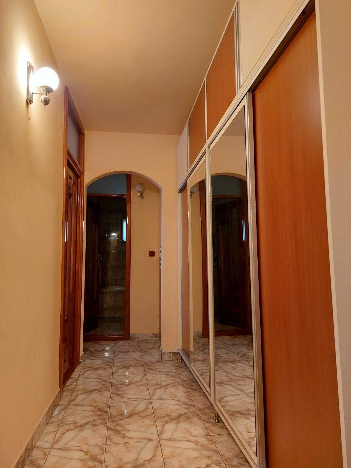 Vand apartament 3 camere, decomandat, zona industriala.