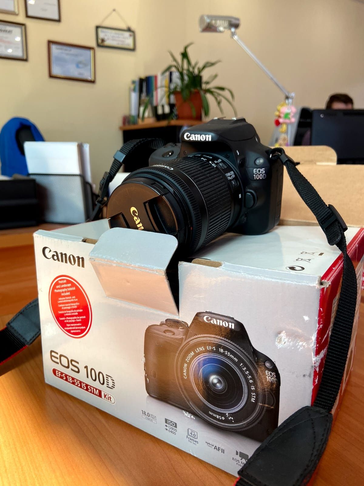 Продам фотоаппарат Canon EOS 100d