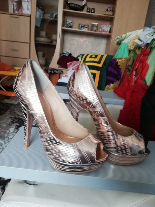Туфли новые, золотистые