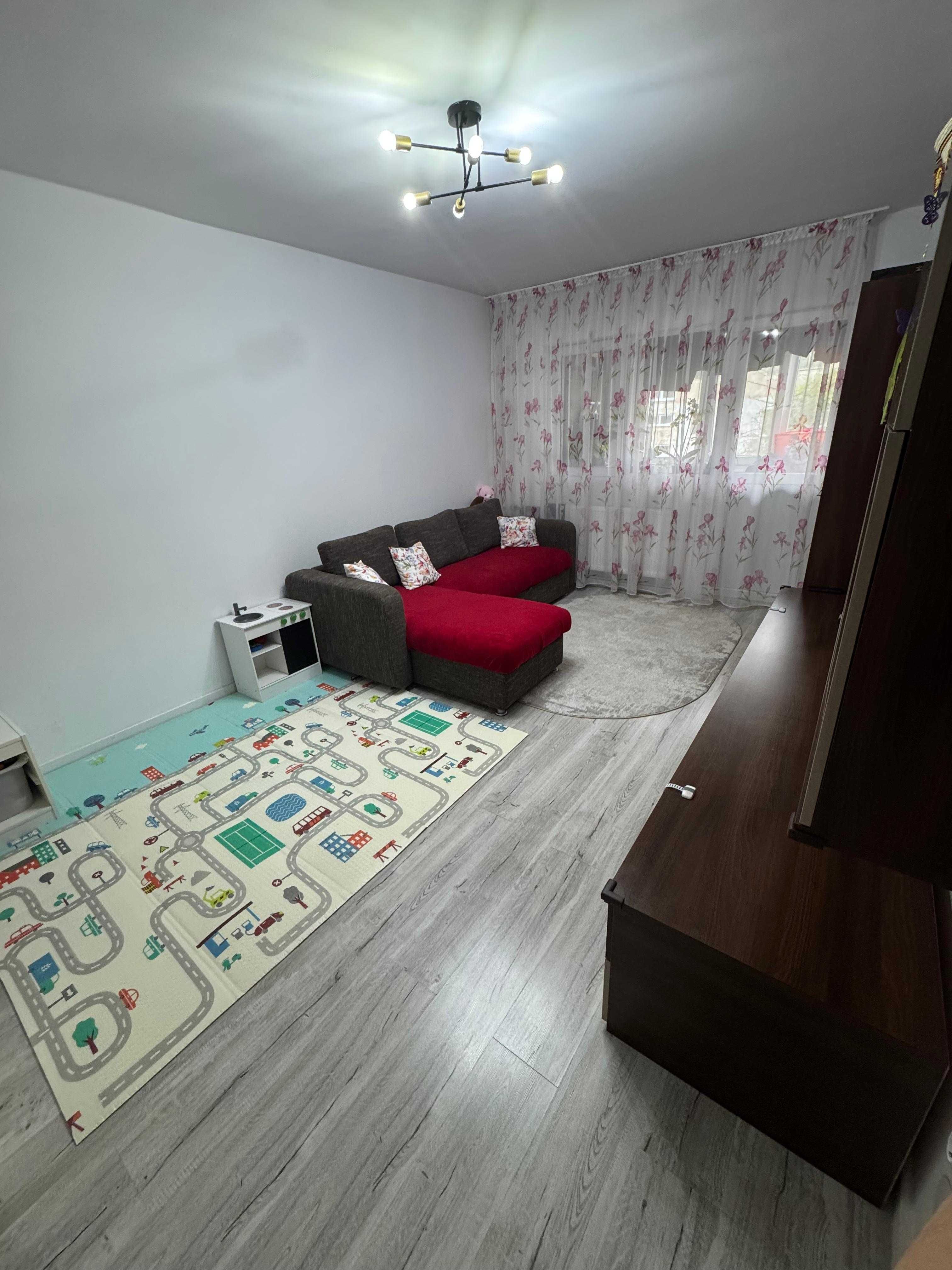Vând ap 2 camere, decomandat, comfort 1, mobilat și utilat.