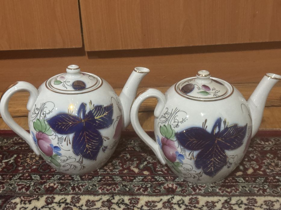 Продается посуда новая  чайники и чашечки с блютцами