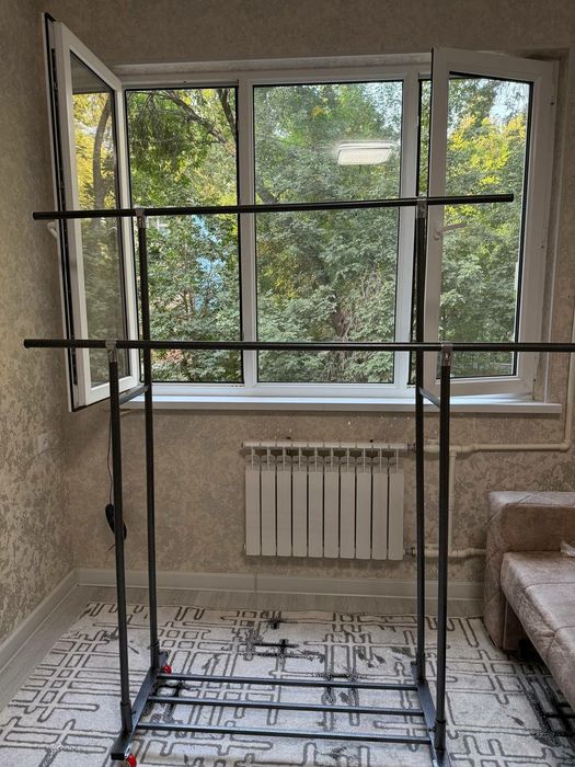 Гардероб продается . Напольная вешалка -стойка для одежды