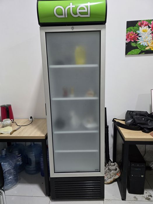 Витринный холодильник artel hs-474sn в идеальном состоянии