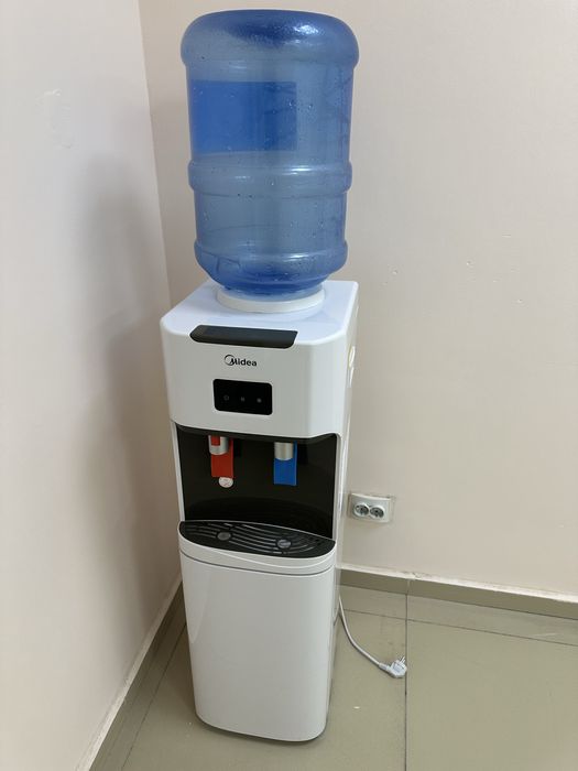 Кулер для воды / диспансер