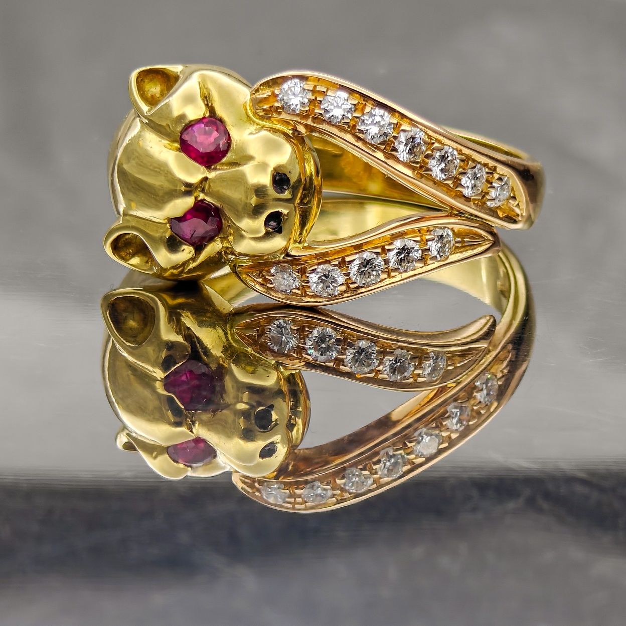 Златен пръстен Cartier с диаманти и рубинии