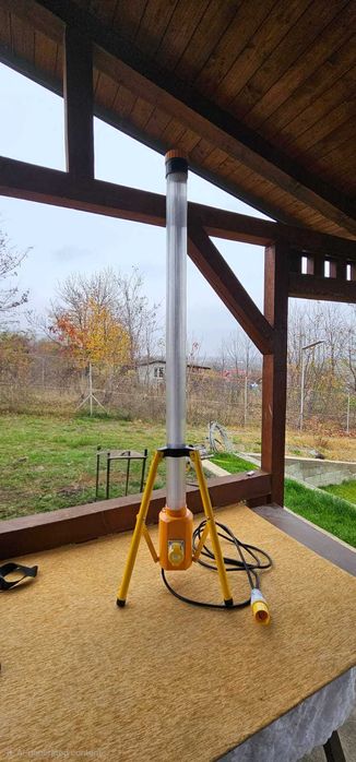 Lumina de santier pe stativ