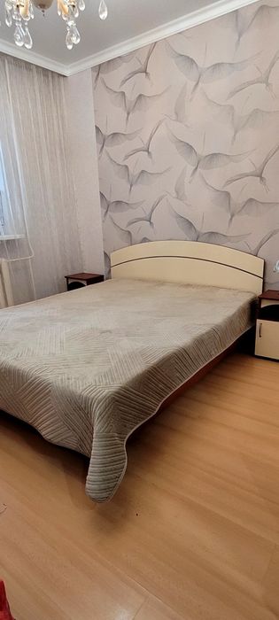Продается двуспальная кровать с матрацом и две прикроватные тумбы