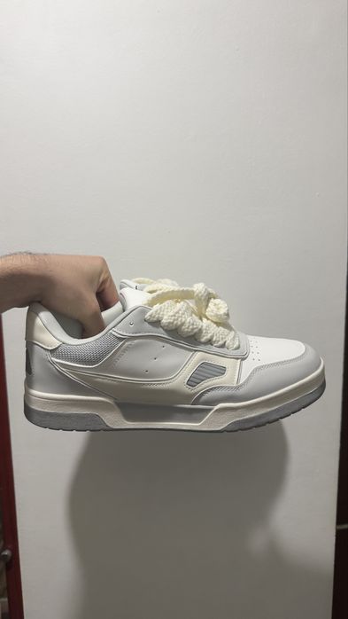 Vand adidasi Zara NOI