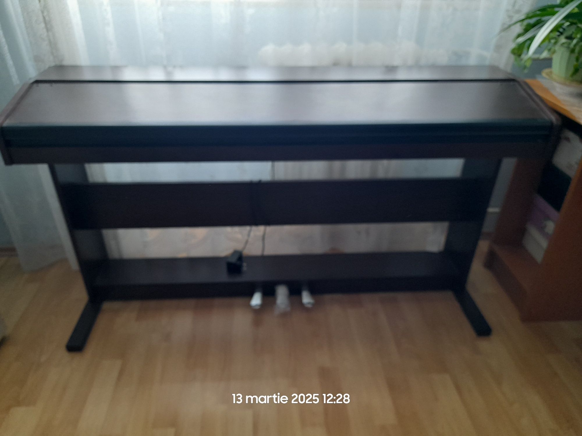 Vând pianina nefolosita.