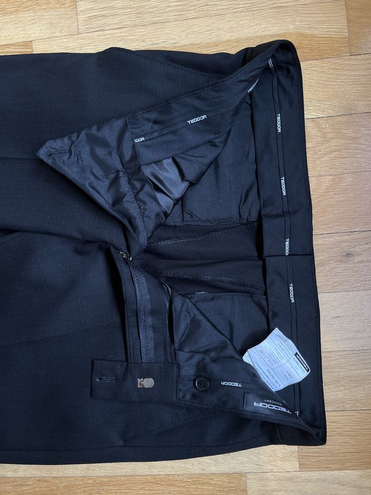 Черен ситно структуриран панталон силно втален силует - Размер 46