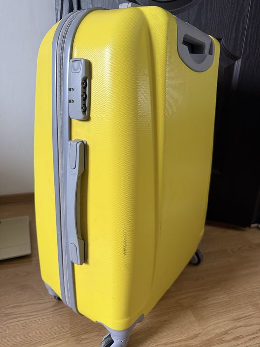 Чемодан на колесиках