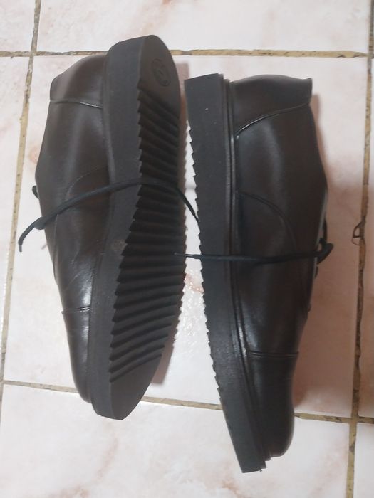 Pantofi noi din piele