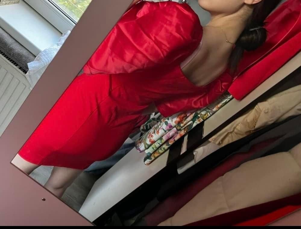Vând rochie roșie mărime M satin