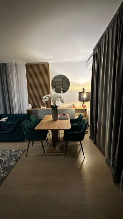 Masă PLATON stejar/maro, PAL laminat, scaune CHERRY verde/negru, stofă