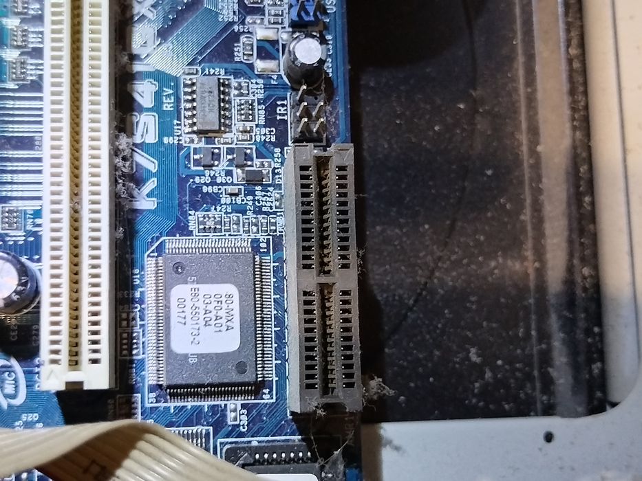 Стар компютър и монитор.