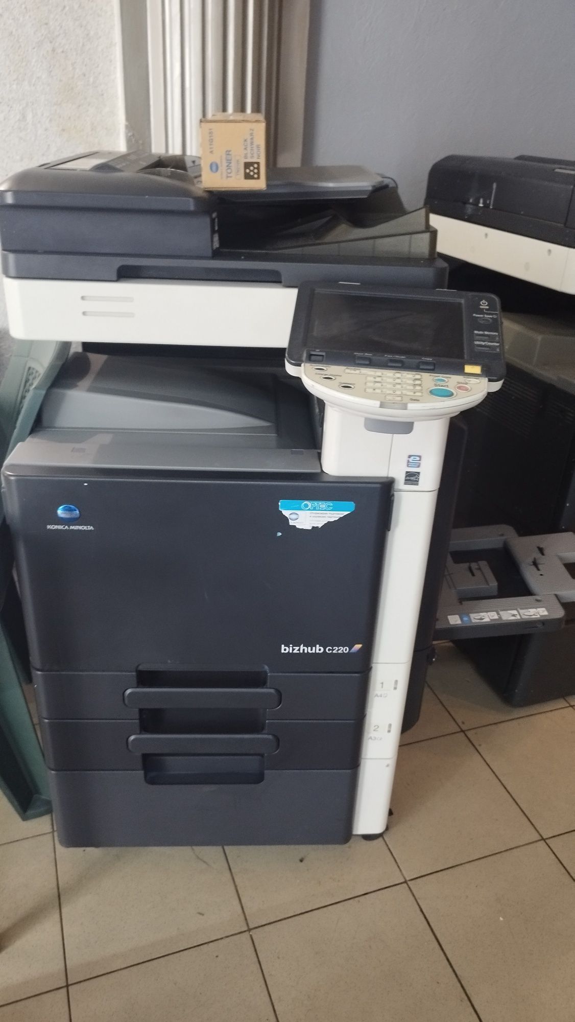 Принтер konica minolta vizhub c220