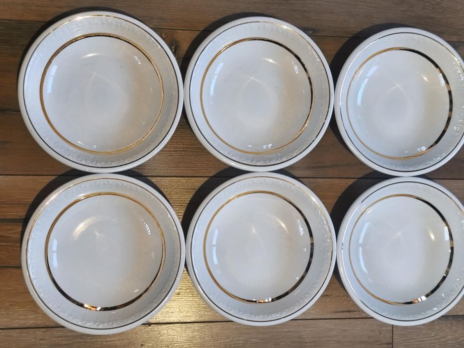 Продавам комплект шест чинии