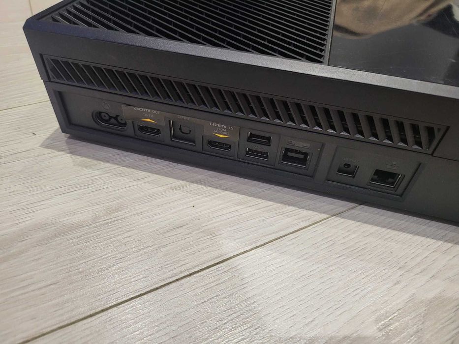 Vand 2 Xbox-uri (ONE si ONE X)