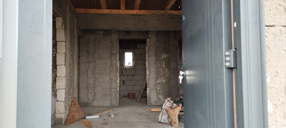 Casa la roșu de vânzare