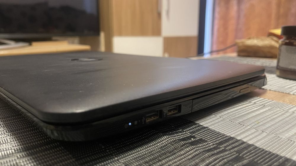 Лаптор hp 255 няма картина