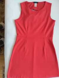Ефектна червена рокля с ефектен изрязан гръб