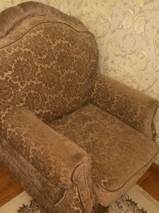 Срочно продаю диваны.Три винтажных дивана